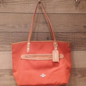medium sized coach shoulder bag